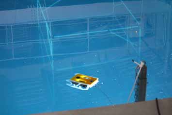 プール内での水中ROVの様子