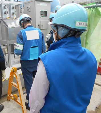 IAEA attended the sampling from the seawater pipe (1)