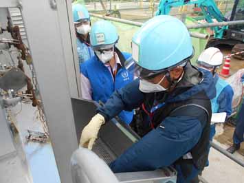 IAEA attended the sampling from the seawater pipe (2)