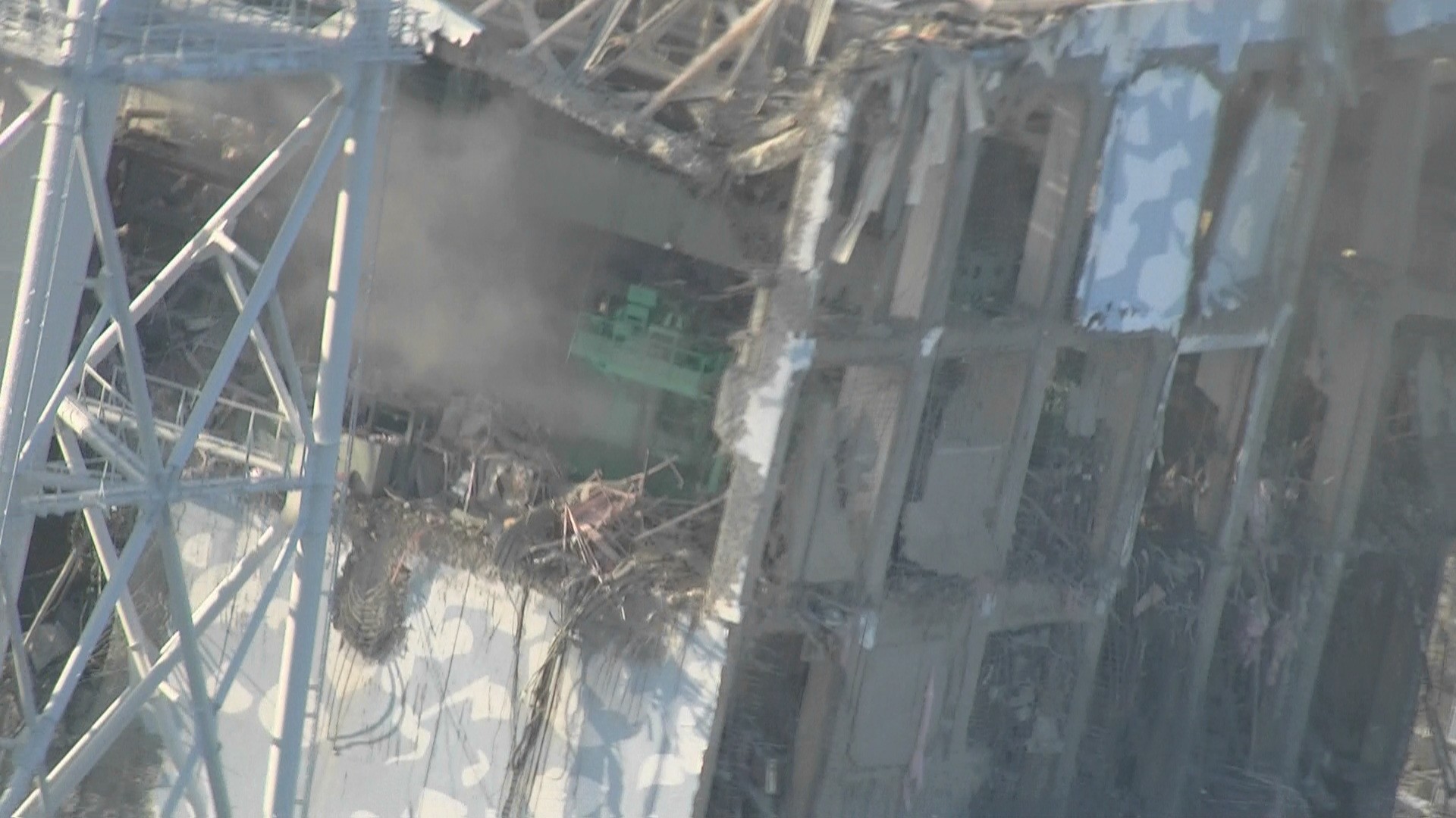 Unit 4 of Fukushima Daiichi Nuclear Power Station (pictured from a helicopter) : Photo2