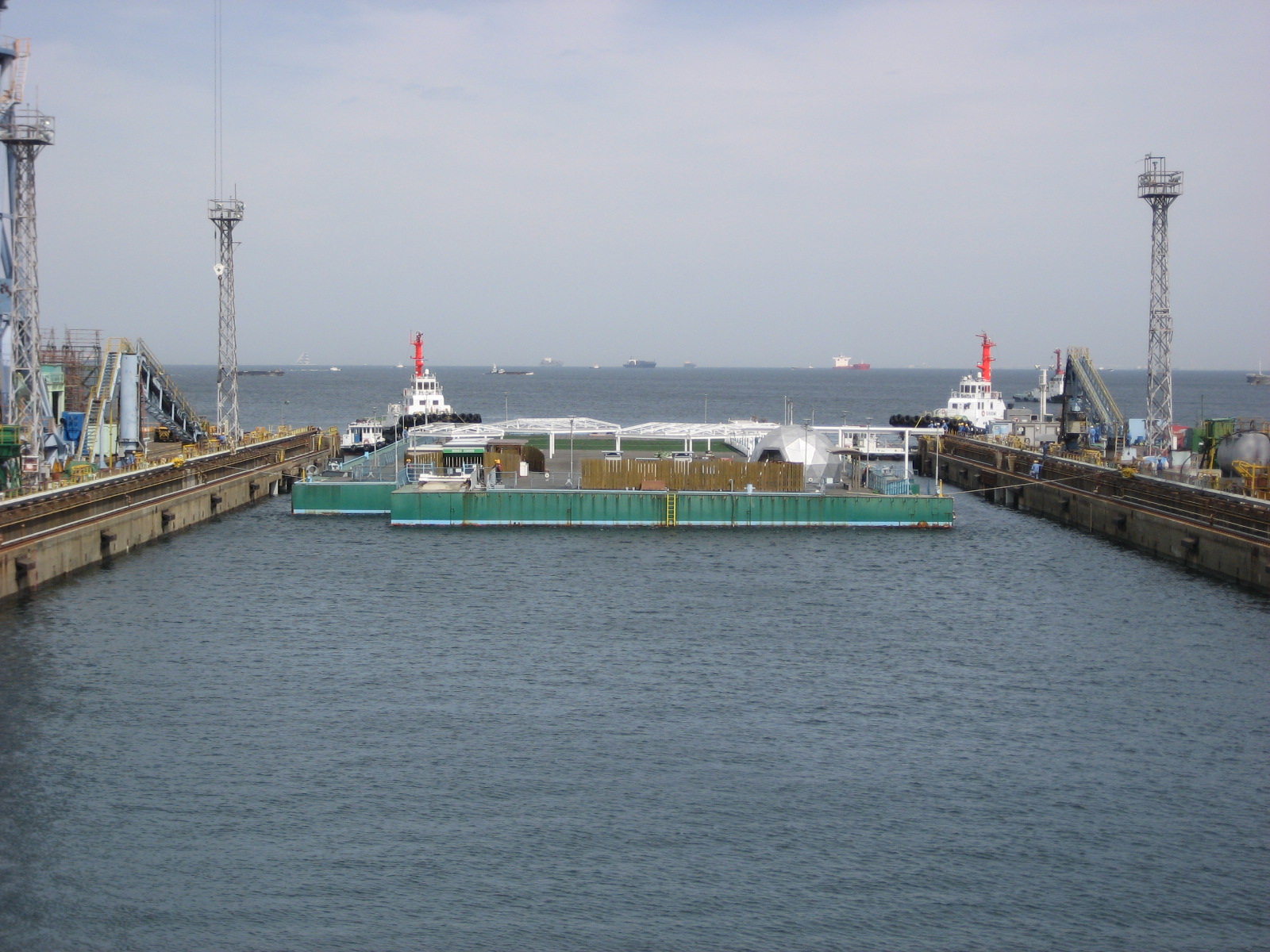 Arrival of "Mega Float" at the Yokohama port:photo1