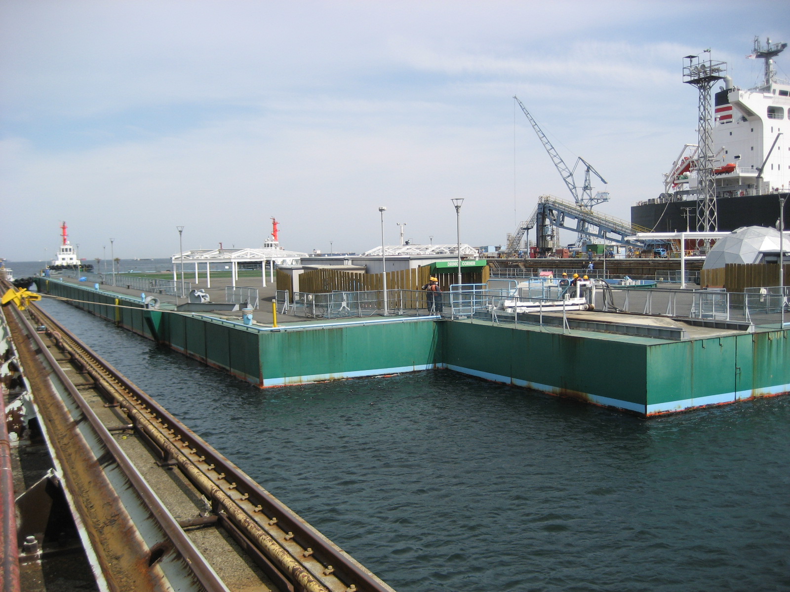 Arrival of "Mega Float" at the Yokohama port:photo2