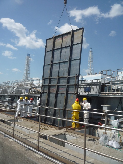福島第一原子力発電所取水口止水板設置前作業状況