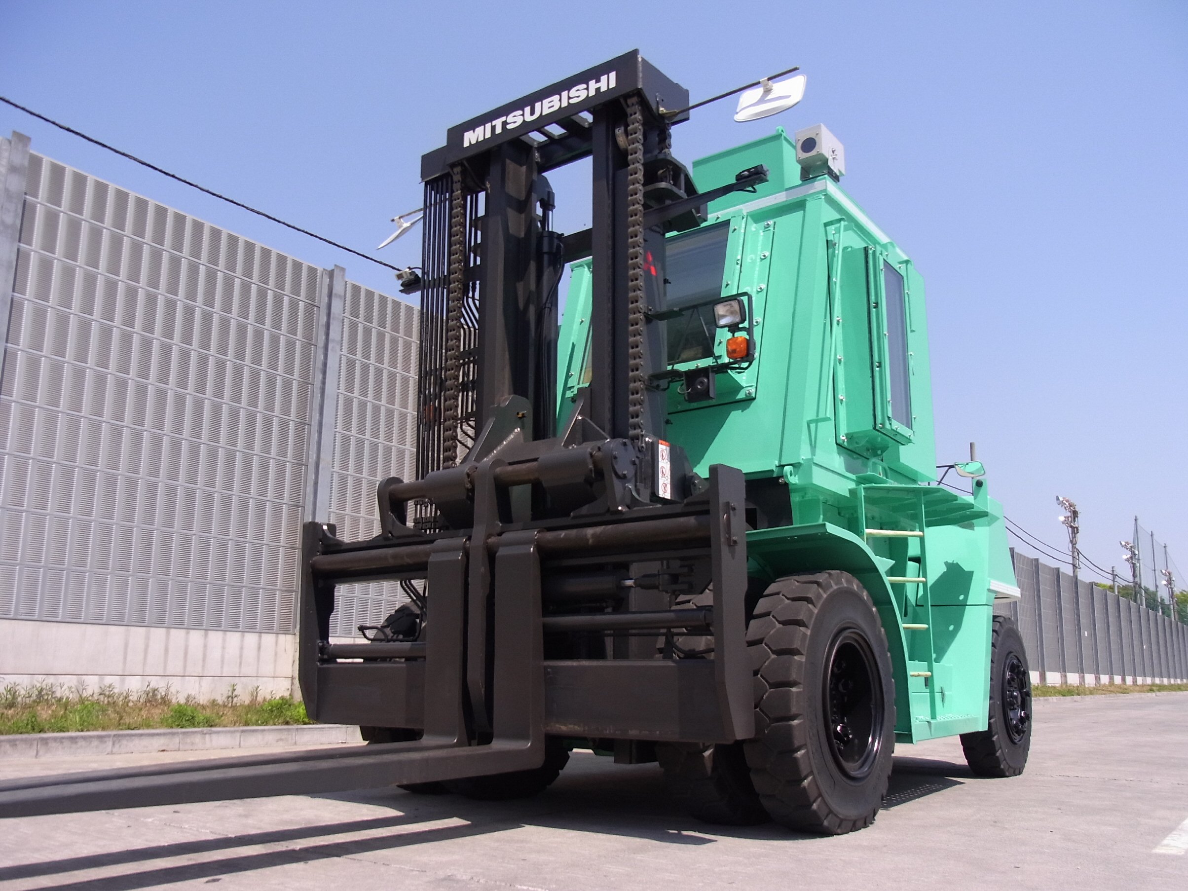 Forklift truck for removing rubble(source:Mitsubishi Heavy Industries, Ltd.)