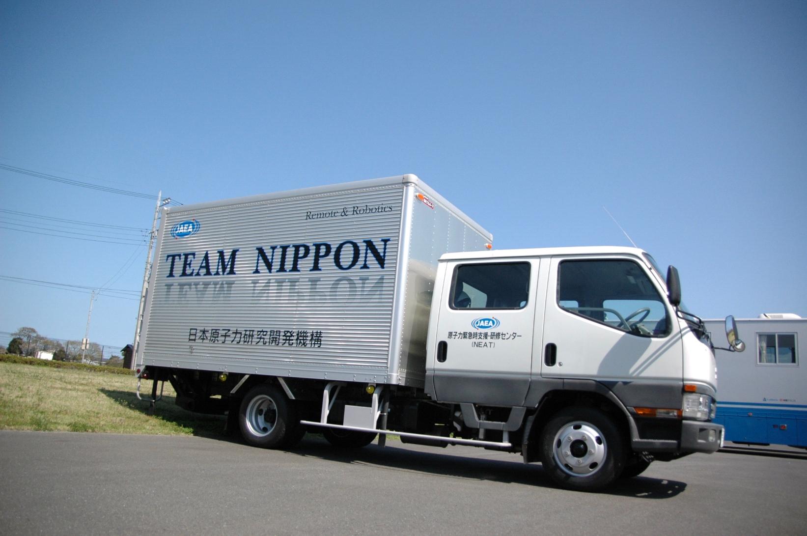 トラック（日本原子力研究開発機構提供）