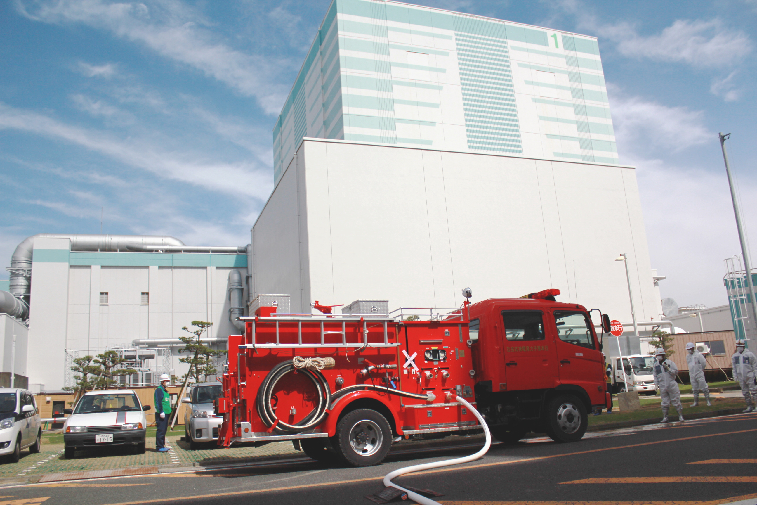 Transporting the water to the reactor building using a fire engine (Unit 1)