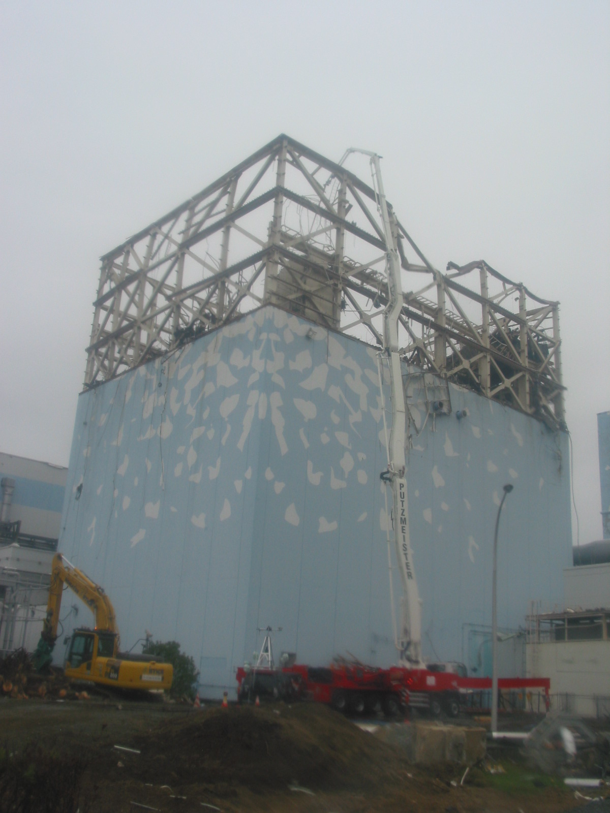 福島第一原子力発電所原子炉建屋上部における空気中の放射性物質のサンプリング状況（１号機） 