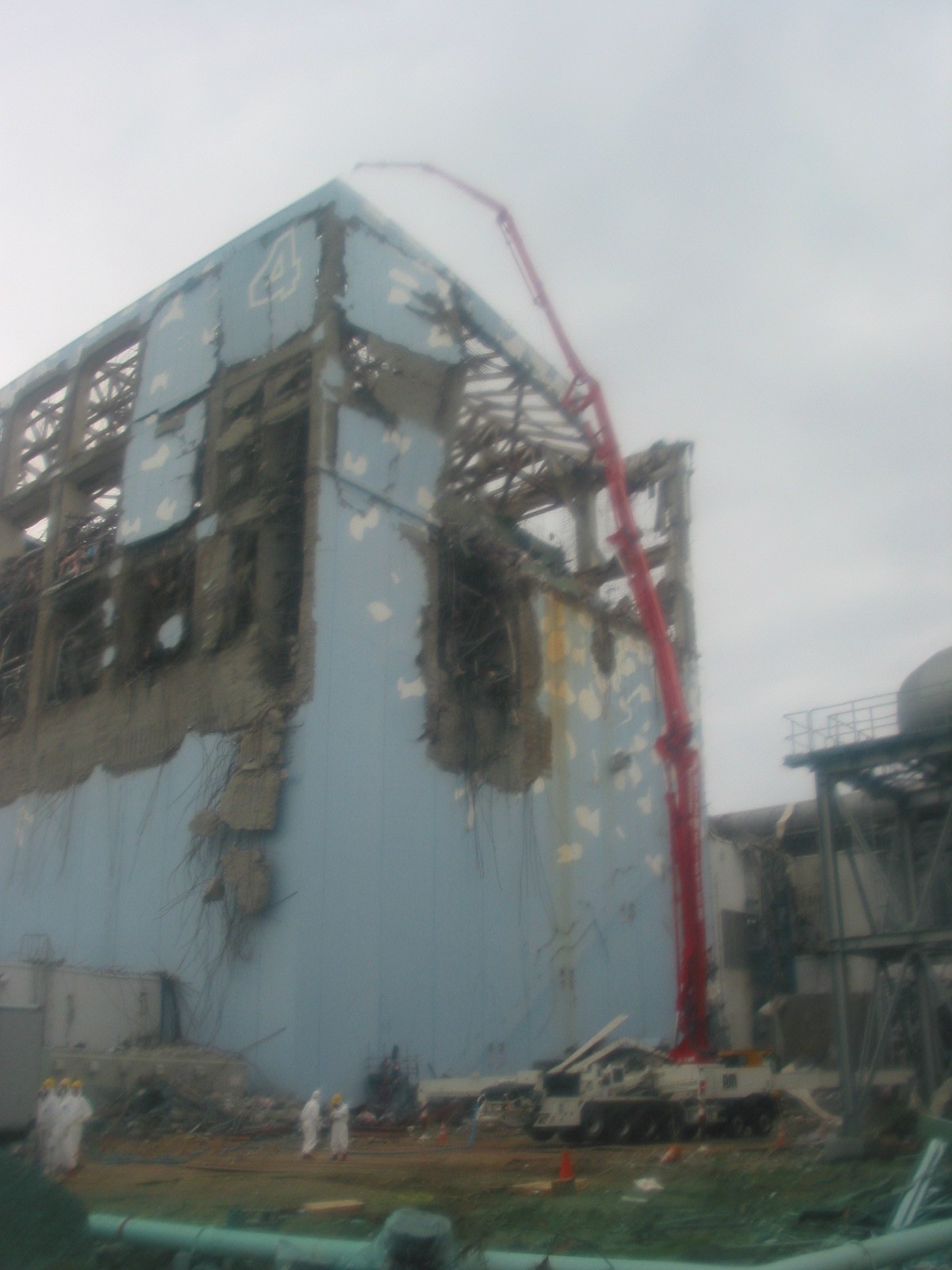 福島第一原子力発電所原子炉建屋上部における空気中の放射性物質のサンプリング状況（４号機） 