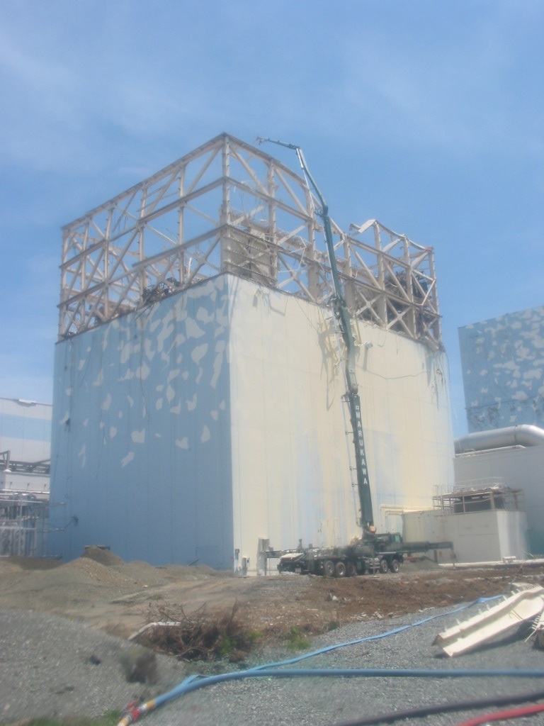 福島第一原子力発電所原子炉建屋上部空気中放射性物質のサンプリング状況（１号機）