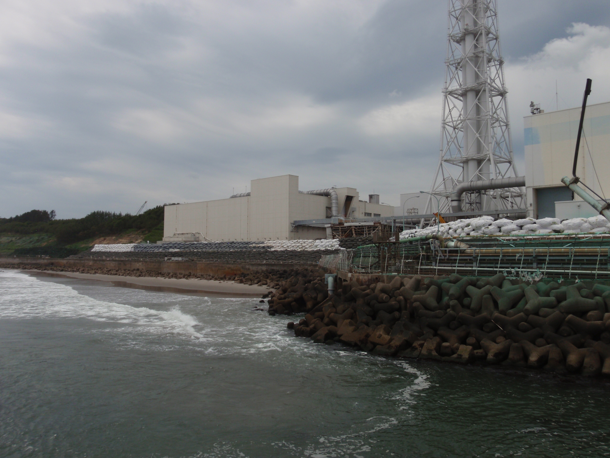 福島第一原子力発電所仮設防潮堤写真（１）