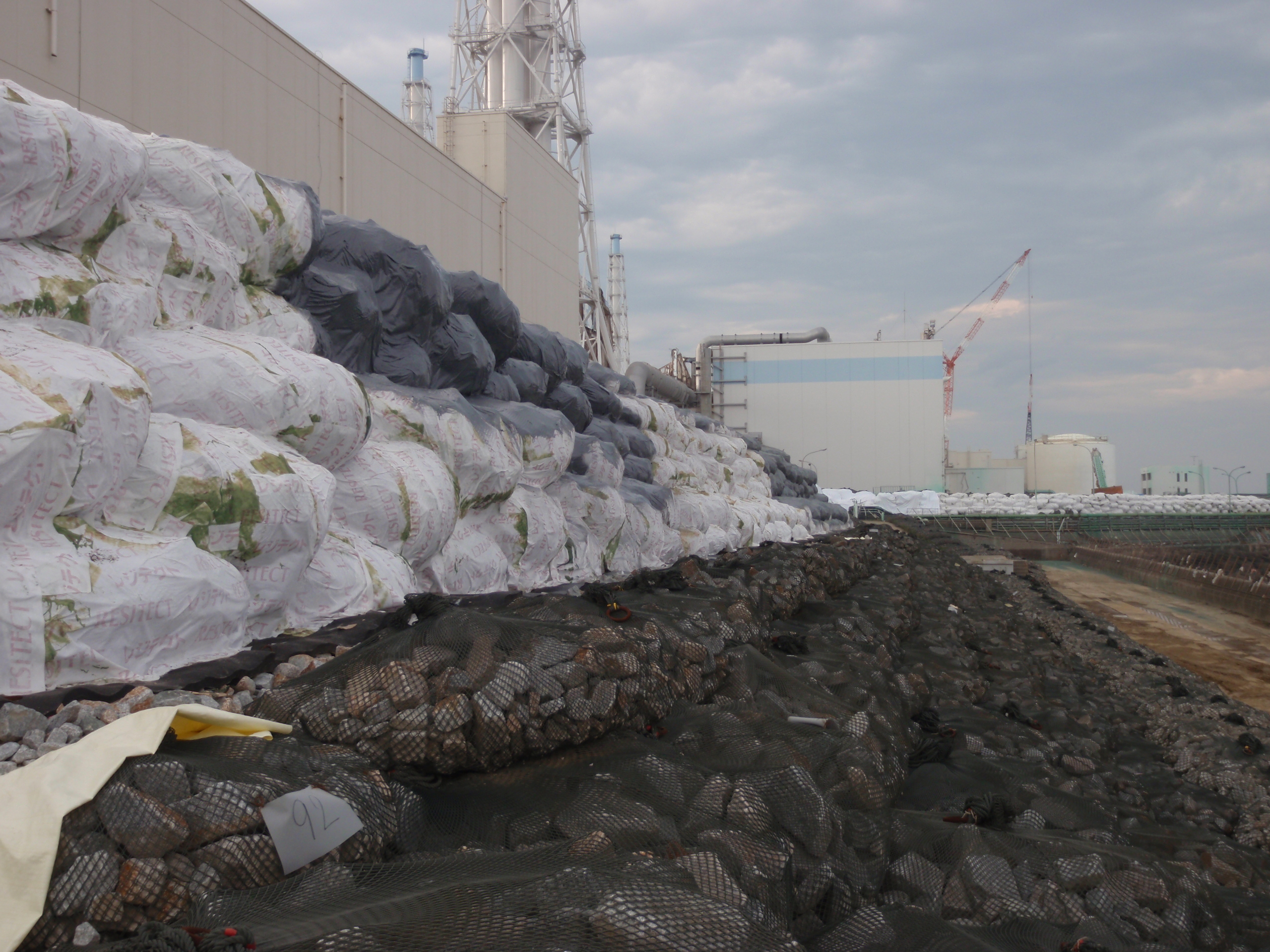 福島第一原子力発電所仮設防潮堤写真（２）