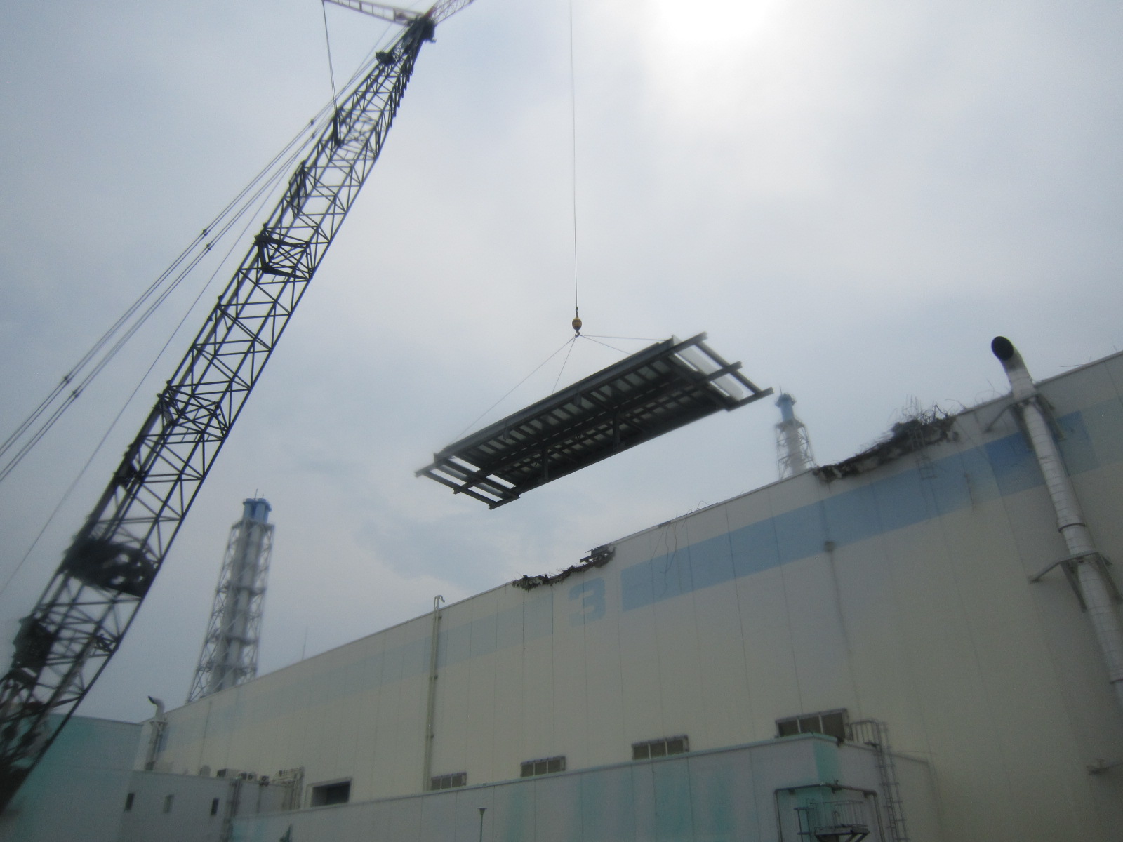 福島第一原子力発電所　３号機タービン建屋　屋根設置工事の作業状況