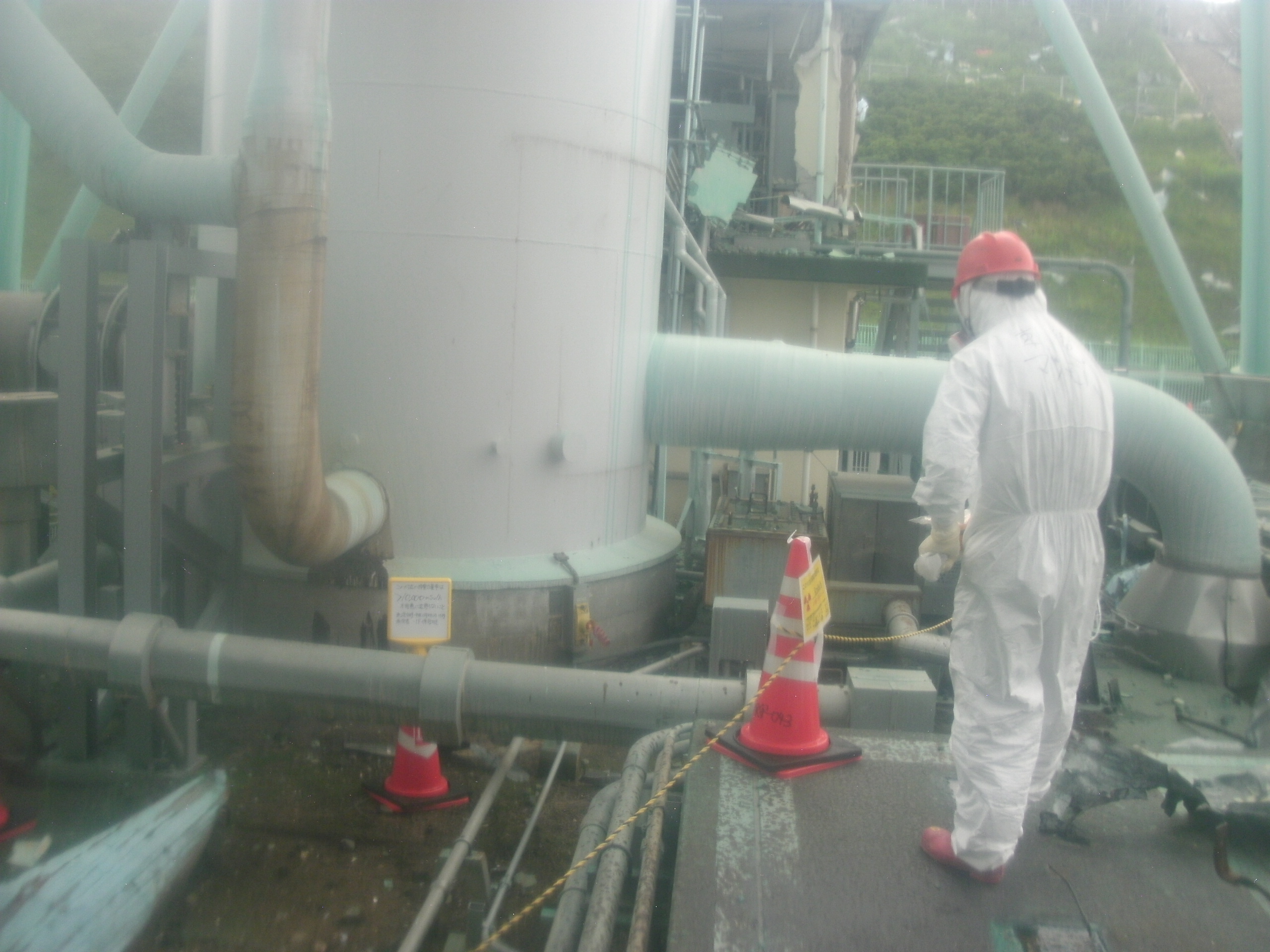 福島第一原子力発電所１・２号機主排気筒　スタックドレン配管（東側から撮影）