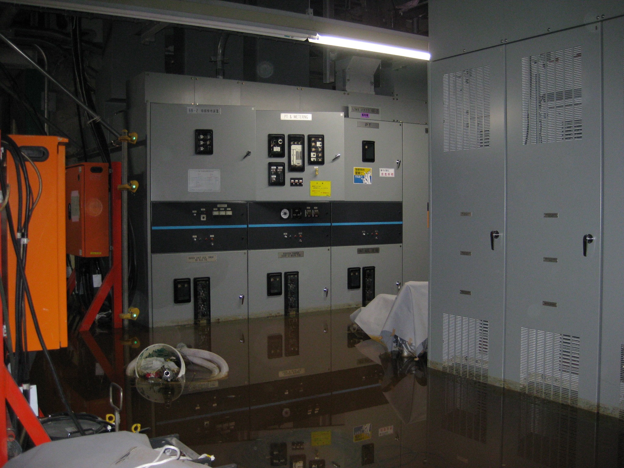 ６号機電気品室の浸水状況 