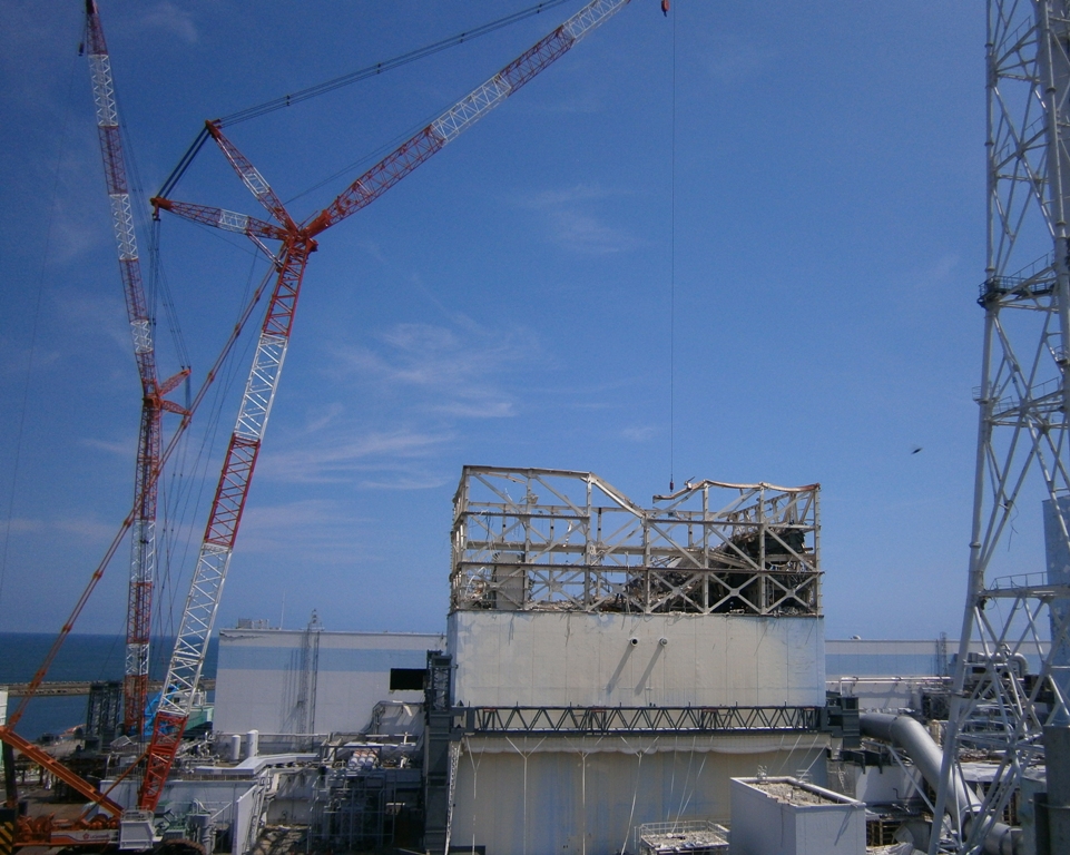 福島第一原子力発電所　１号機　原子炉建屋開口部　ダストサンプリング風景