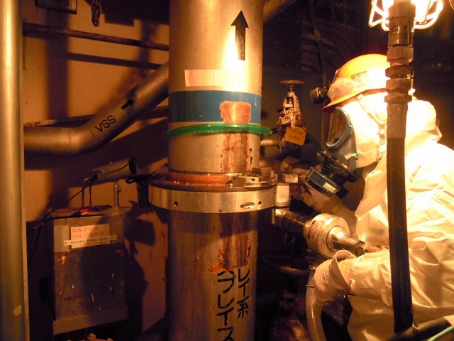 11st floor of Reactor Building, Unit 1, Fukushima Daiichi Nuclear Power Station Cutoff operation for a spray system pipe of RPV <During the operation (bottom part of the pipe)>
