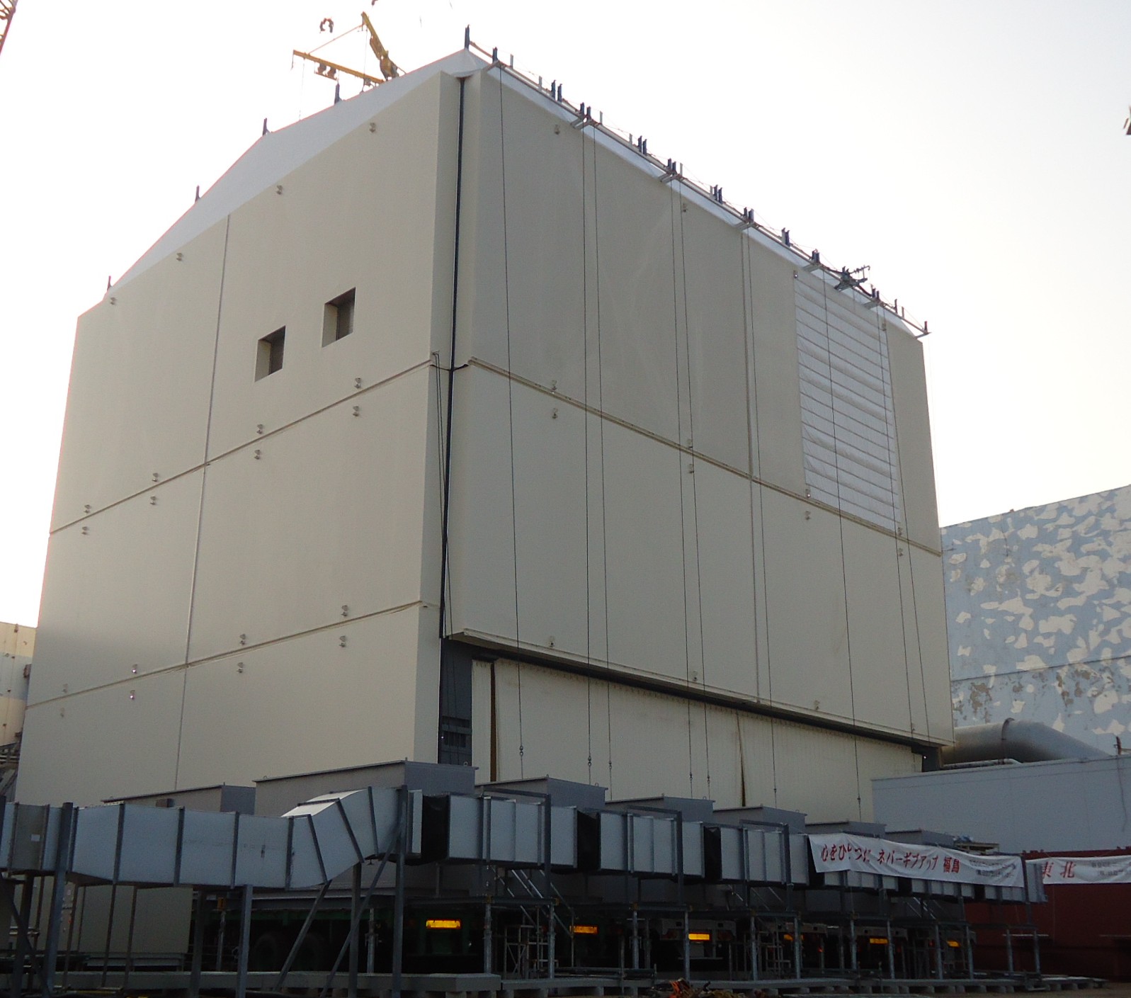 the roof panel of the cover for the reactor building at Unit 1,Fukushima Daiichi Nuclear Power Station(2)