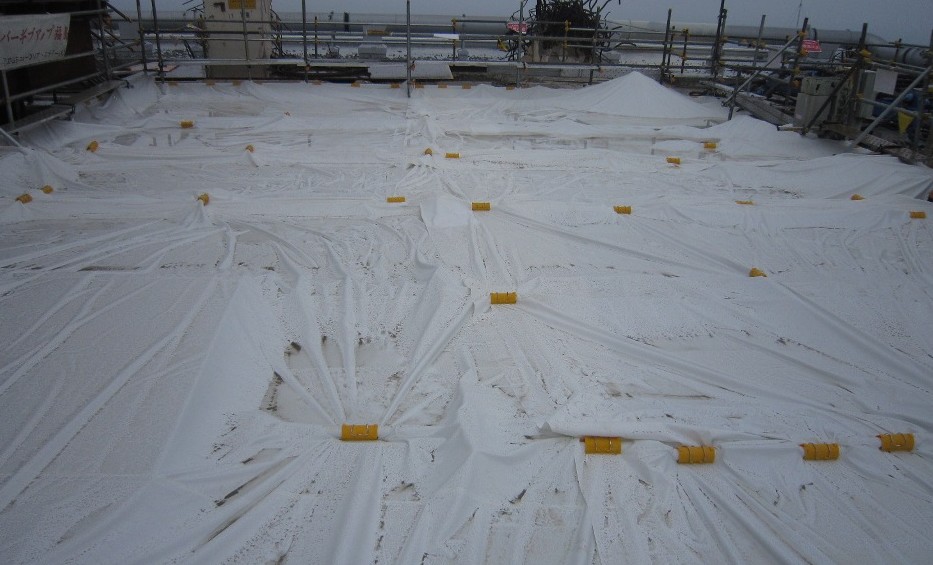Protection float covering the spent fuel pool (Current condition)