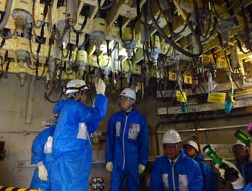 (3)　福島第二4号機の原子炉格納容器内をご覧いただいている様子