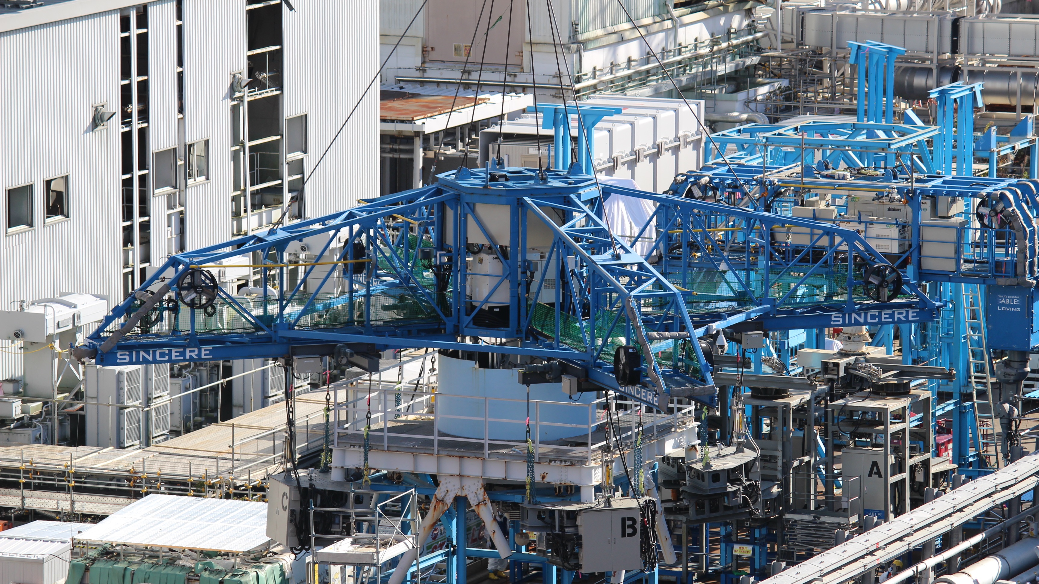 福島第一原子力発電所　1/2号機排気筒解体作業　作業風景（12月4日作業の様子）