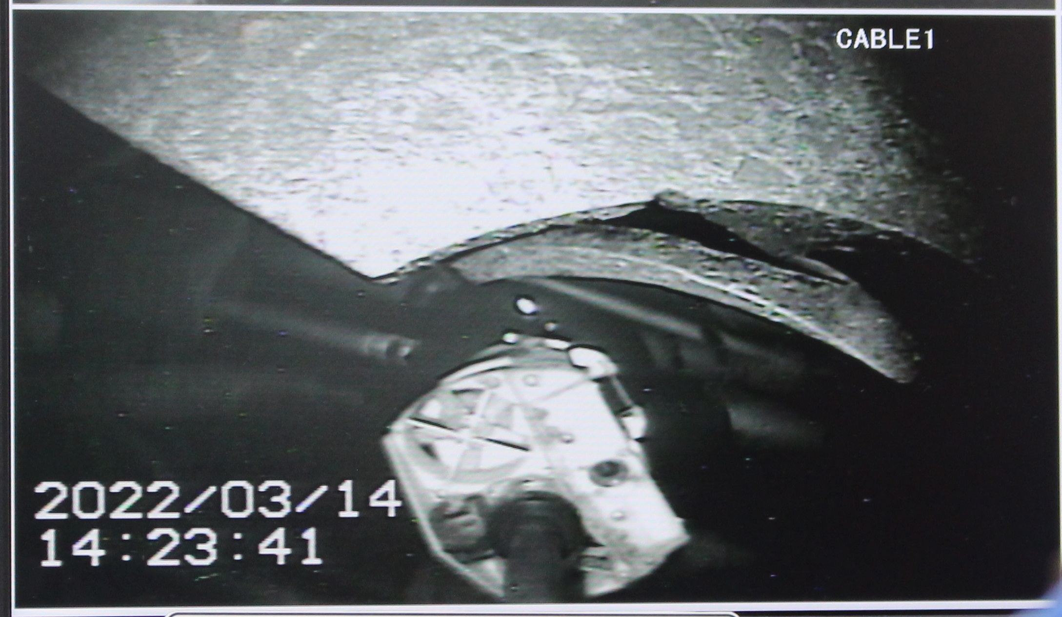 写真2.水中ROVの吊り下ろし状況