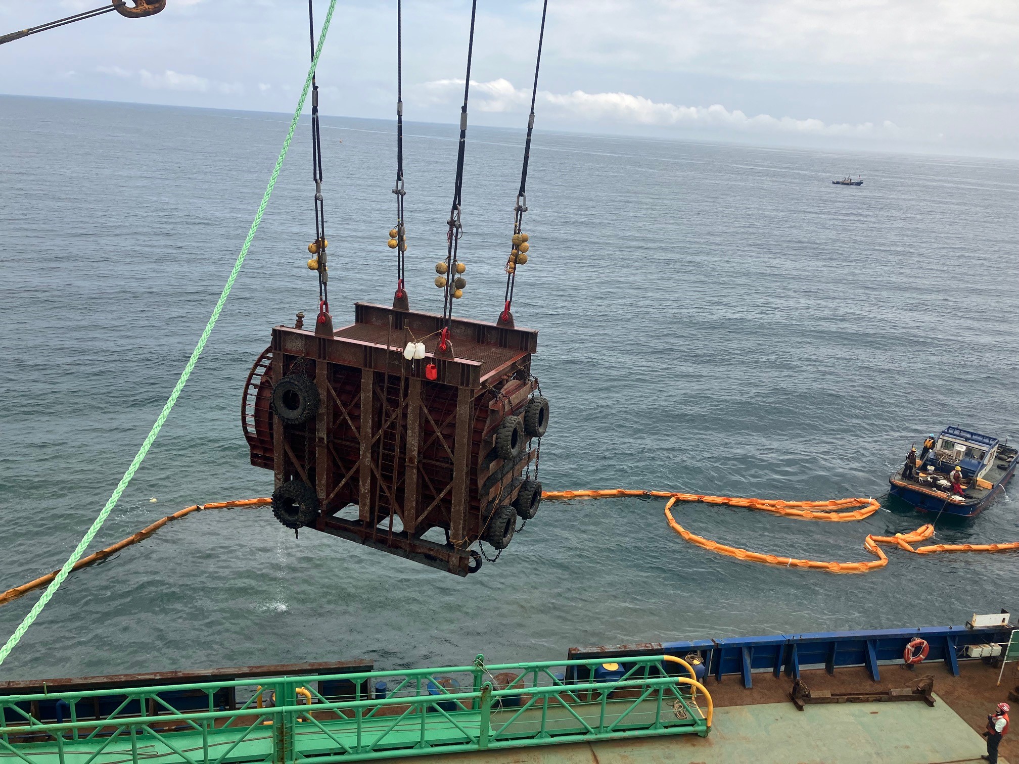 Work in removal of the shield arrival tube and installation of the discharge outlet caisson upper lid