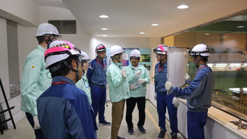 Viewing the Unit 7 operating floor (3)