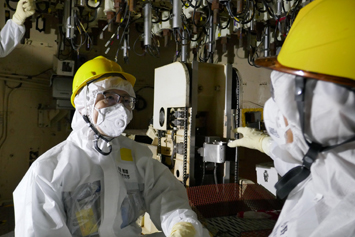 Viewing inside the Unit 5 reactor building