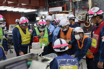 Observing the general emergency exercise at the emergency response center of Unit 5 ③