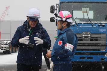 緊急車両等をご視察いただいている様子②