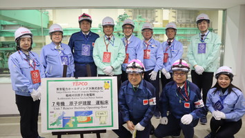 Group photo at the Unit 7 operating floor