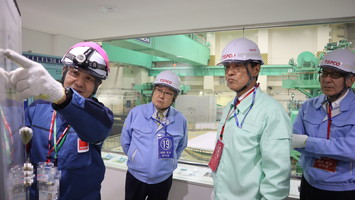 Viewing the Unit 7 operating floor