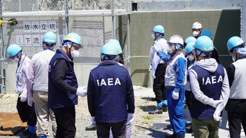 放水立坑上流海水配管水のサンプリングラックをご視察の様子②