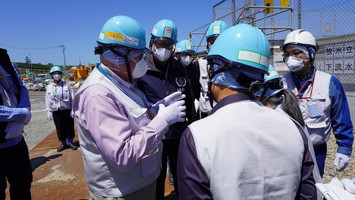 放水立坑上流海水配管水のサンプリングラックをご視察の様子③