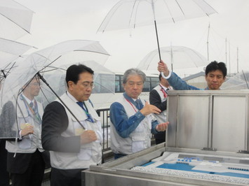 希釈・放出設備をご視察いただいている様子（その1）