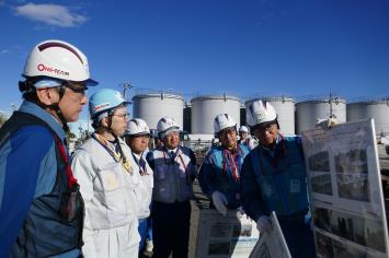 J8タンクエリア・タンク解体後のJ9エリアの状況をご覧いただいている様子