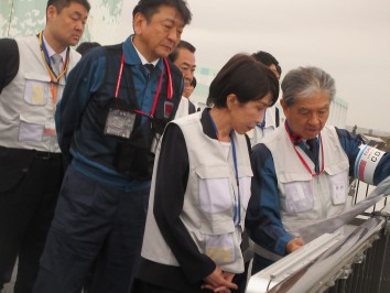 希釈・放出設備をご視察いただいている様子