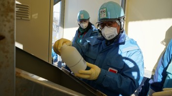 希釈・放出設備にて採水している様子（韓国の分析機関関係者）