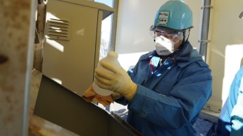 希釈・放出設備にて採水している様子（スイスの分析機関関係者）