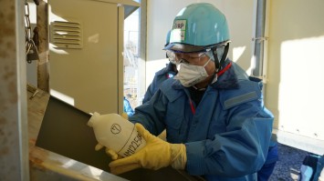 希釈・放出設備にて採水している様子（中国の分析機関関係者）