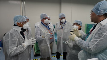 化学分析棟をご視察の様子①