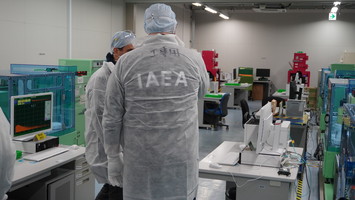 化学分析棟をご視察の様子②