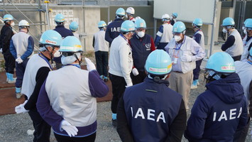 放水立坑上流海水配管水のサンプリングラックをご視察の様子②