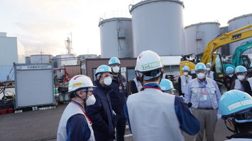 J9タンクエリアをご視察の様子②