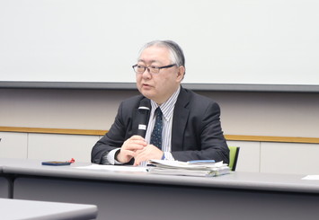 会見の様子：板橋委員長