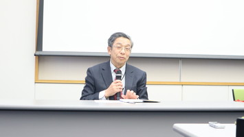 会見の様子：岩本委員