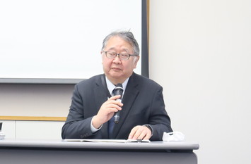 会見の様子：黒木委員