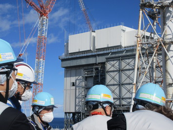 1～4号機を俯瞰できる高台で建屋の状況をご視察いただいている様子