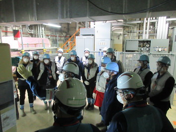5号機原子炉建屋内をご視察の様子
