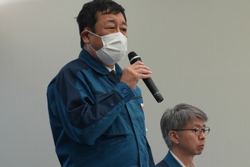 使用前確認証等の手交の様子②（発電所長：稲垣）"